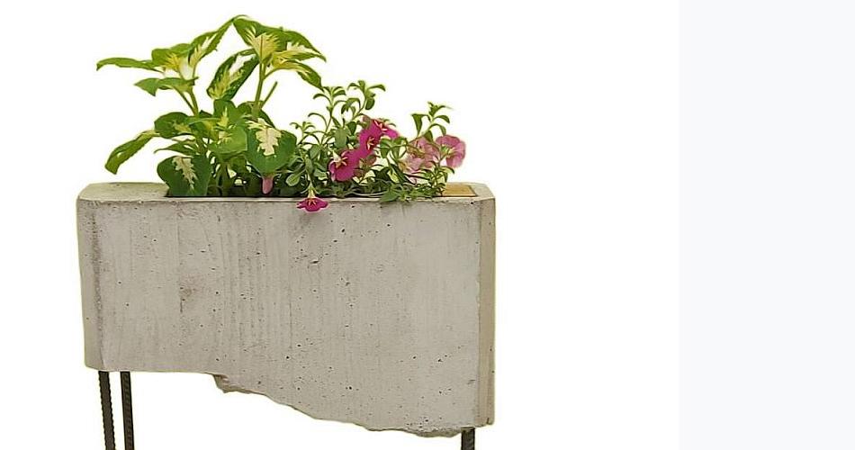 Bild zeigt einen Blumenkasten aus Sichtbeton und Baustahl mit Bepflanzung