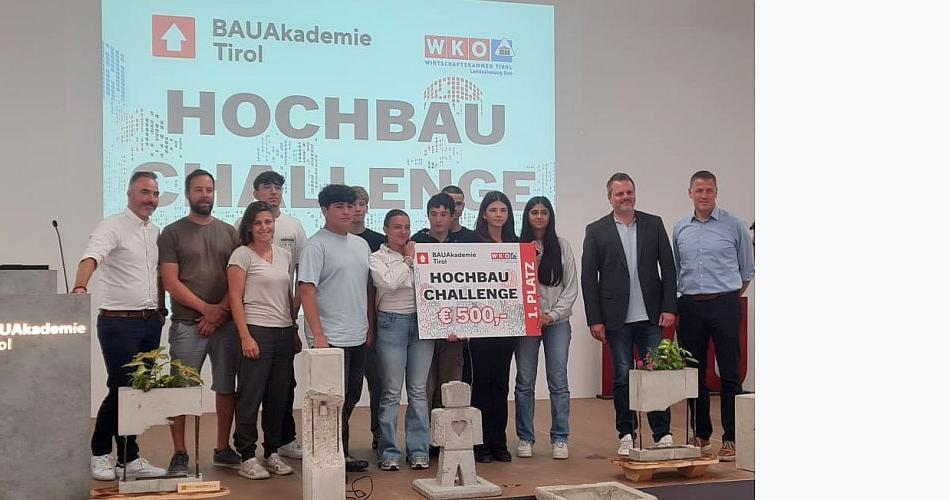 Bild zeigt eine Gruppe von Schüler/innen bei der Siegerehrung Hochbau Challenge