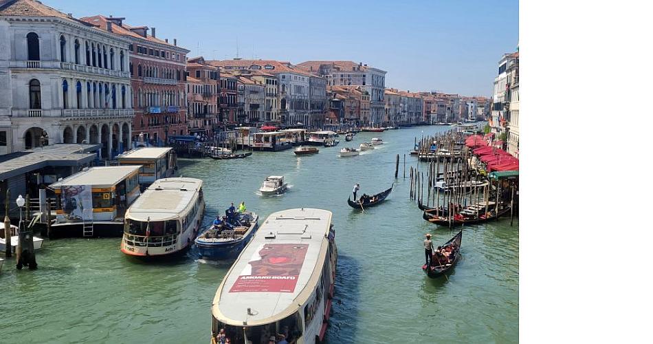 Bild zeigt eine Wasserstraße in Venedig mit vielen Ausflugsbooten 