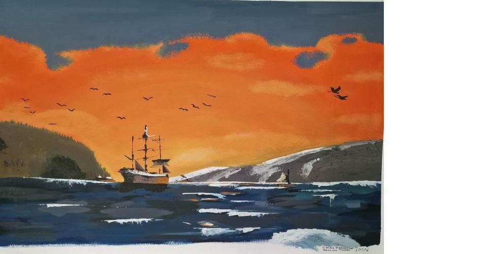 Auf dem Bild sieht man ein großes Segelschiff, bei Sonnenaufgang. Im Hintergrund sieht man links einen Wald und rechts Berge. Schaumwellen sind auf dem Ozean abgebildet. 