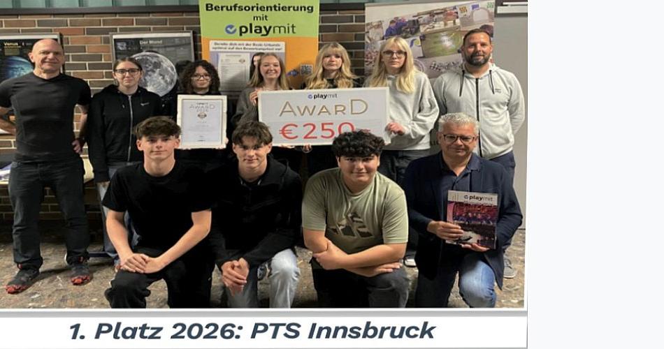 Bild zeigt eine Gruppe von Schüler/innen der PTS Innsbruck, den Direktor und einen Lehrer mit dem Leiter von Playmit Österreich bei der Übergabe des Preisgeldes für den 1. Platz