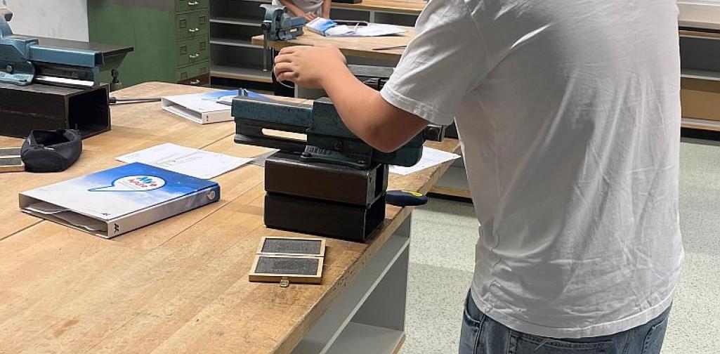 Metall_3_25 Bild zeigt einen Schüler bei einer Maschine in der Metallwerkstätte