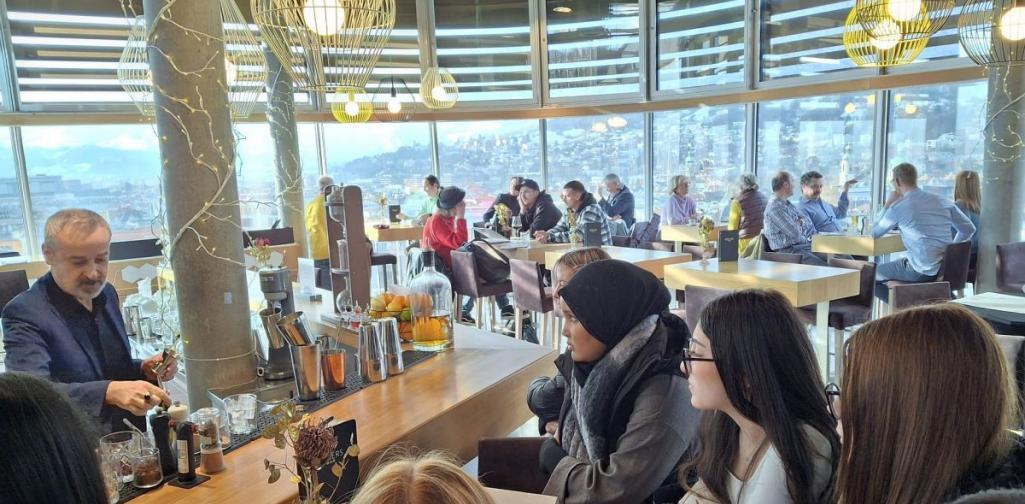 Bild zeigt eine Hotelbar ein Barkeeper mixt Getränke