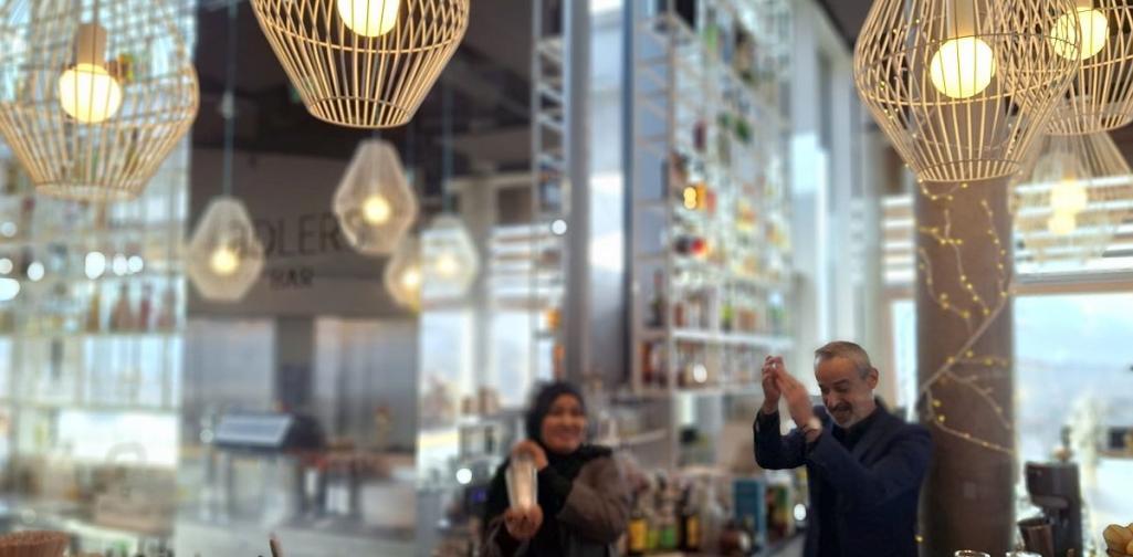 Bild zeigt eine Hotelbar ein Barkeeper mixt Getränke