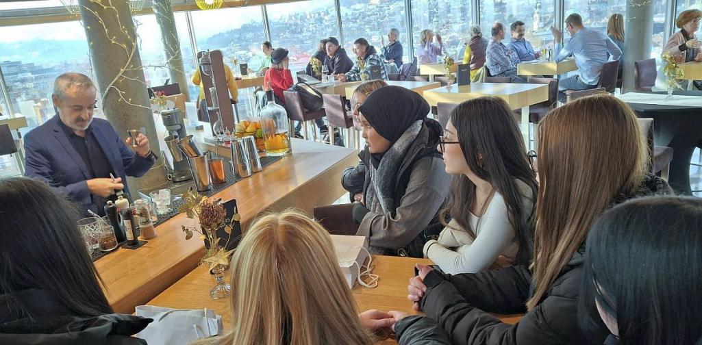 Bild zeigt eine Hotelbar ein Barkeeper mixt Getränke