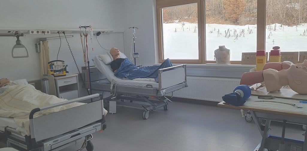 Bild zeigt ein Krankenzimmer die Patienten sind Übungspuppen an denen Pflegeschüler*innen üben können